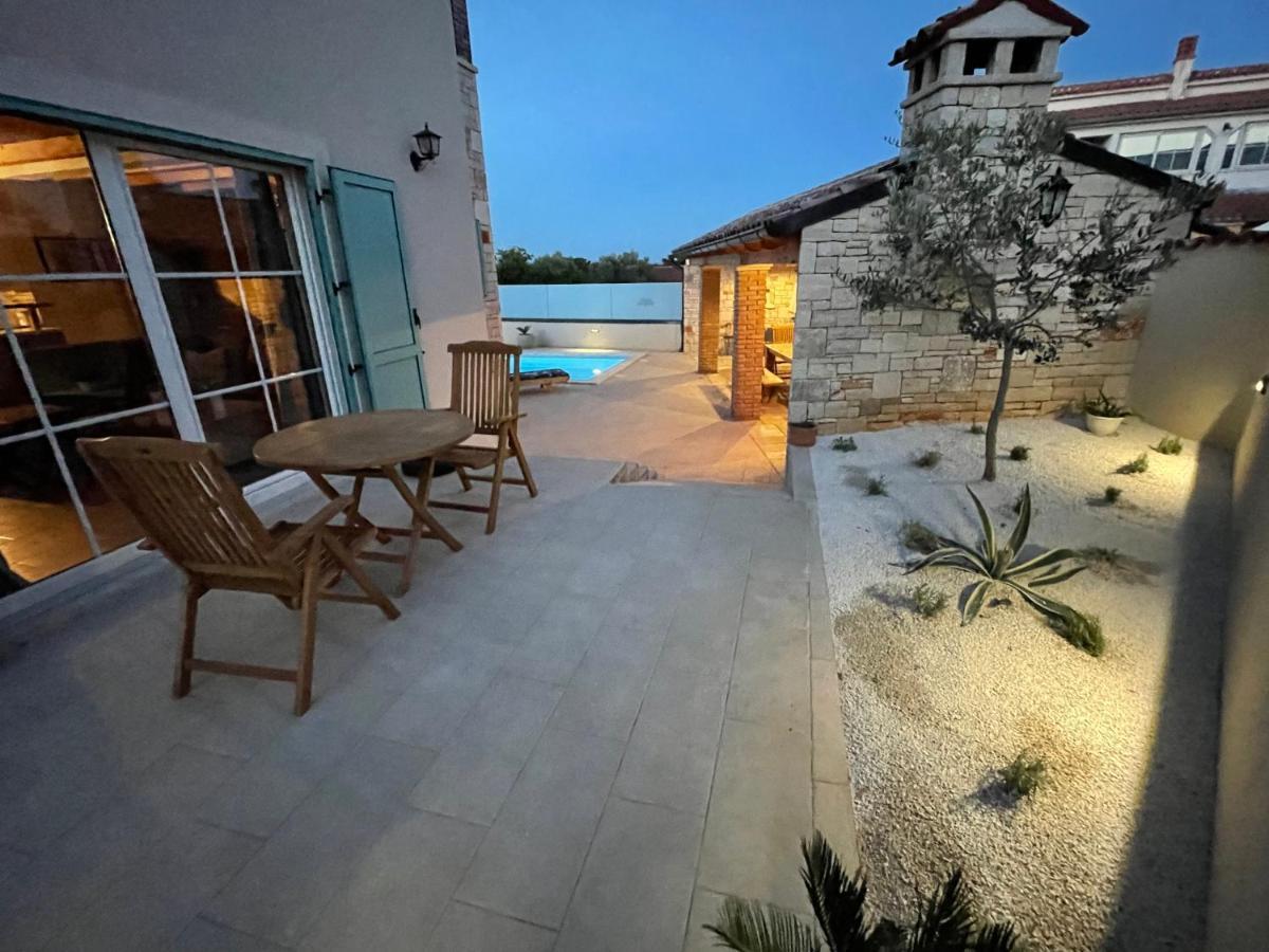 Moderne Istrische Steinvilla - 4 Sterne Mit Privatem, Beheizbaren Pool & Meerblick Kavran Екстериор снимка